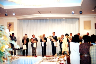 はじめての同窓会（１９９３年）　花束贈呈